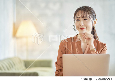 女性　在宅勤務 70606594