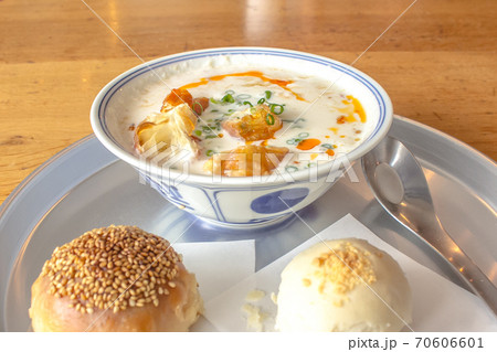 台湾の定番朝ごはん鹹豆漿(シェントウジャン) 台湾の定番朝ごはん鹹豆漿(シェントウジャン) 70606601