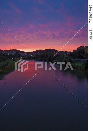 ピンクの夕焼けと広瀬川 ピンクの夕焼けと広瀬川 70606999