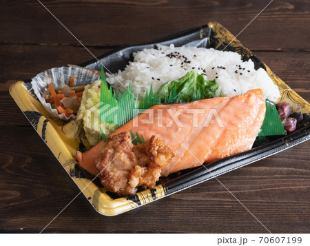 焼き鮭と唐揚げの入ったスーパーのお弁当。 焼き鮭と唐揚げの入ったスーパーのお弁当。 70607199