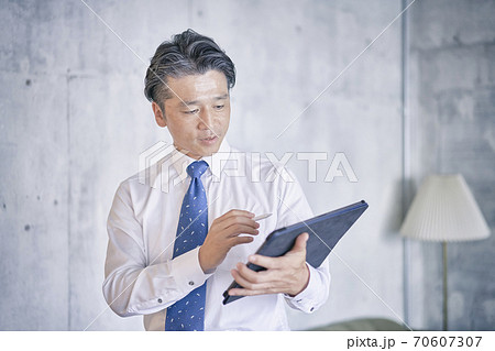 ビジネスシーン タブレットを使う男性 ビジネスシーン タブレットを使う男性 70607307