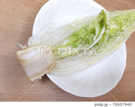 断面が茶色になった使いかけの白菜 断面が茶色になった使いかけの白菜 70607940