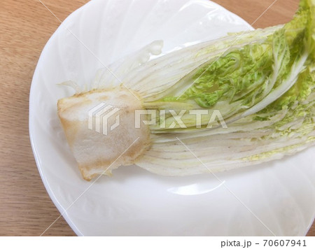 断面が茶色になった使いかけの白菜 断面が茶色になった使いかけの白菜 70607941