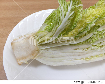 断面が茶色になった使いかけの白菜の写真素材 70607942 Pixta
