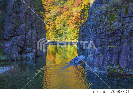国の特別名勝三段峡の秋景色 紅葉の黒淵の渡船の写真素材