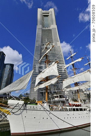帆船日本丸の総帆展帆と横浜ランドマークタワー 70608509