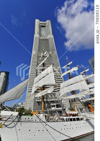 帆船日本丸の総帆展帆と横浜ランドマークタワー 帆船日本丸の総帆展帆と横浜ランドマークタワー 70608510