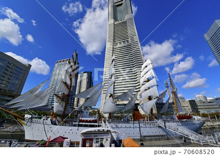 帆船日本丸の総帆展帆と横浜ランドマークタワー 70608520