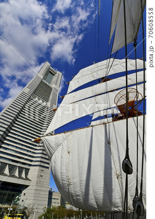 帆船日本丸の総帆展帆と横浜ランドマークタワー 帆船日本丸の総帆展帆と横浜ランドマークタワー 70608558