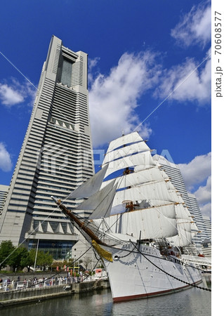 帆船日本丸の総帆展帆と横浜ランドマークタワー 70608577