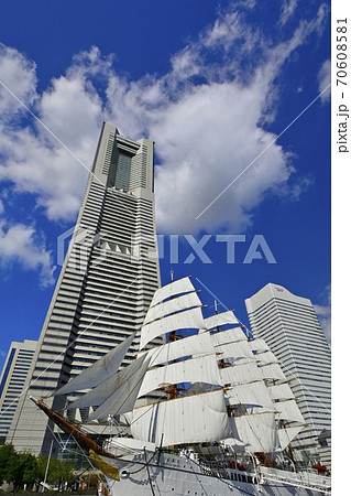 帆船日本丸の総帆展帆と横浜ランドマークタワー 帆船日本丸の総帆展帆と横浜ランドマークタワー 70608581