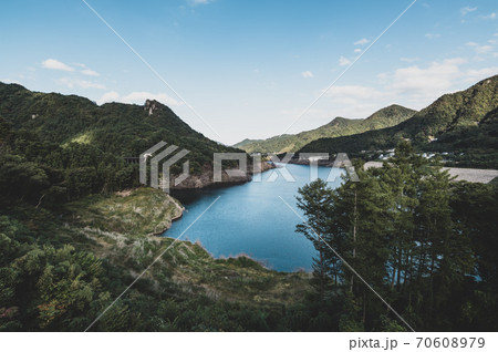 秋の八ッ場あがつま湖と周囲の山々 不動大橋からの見晴らし　2020.10　a-2 フィルム調 70608979