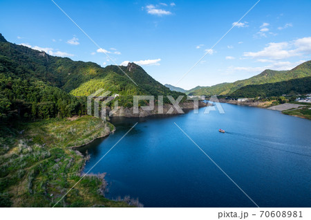 秋の八ッ場あがつま湖と周囲の山々 不動大橋からの見晴らし　2020.10　b-1 70608981