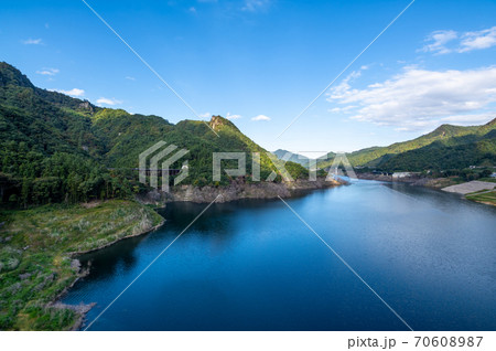 秋の八ッ場あがつま湖と周囲の山々 不動大橋からの見晴らし　2020.10　d-1 70608987