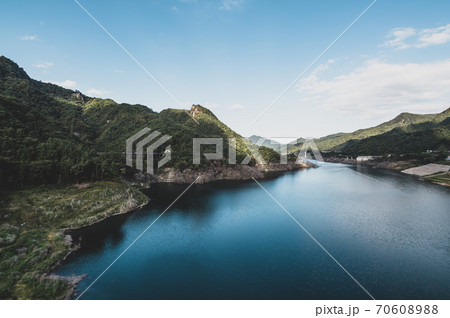 秋の八ッ場あがつま湖と周囲の山々 不動大橋からの見晴らし　2020.10　d-2 フィルム調 70608988