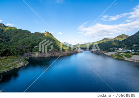 秋の八ッ場あがつま湖と周囲の山々 不動大橋からの見晴らし　2020.10　e-1 70608989