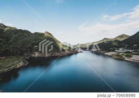 秋の八ッ場あがつま湖と周囲の山々 不動大橋からの見晴らし　2020.10　e-2 フィルム調 70608990