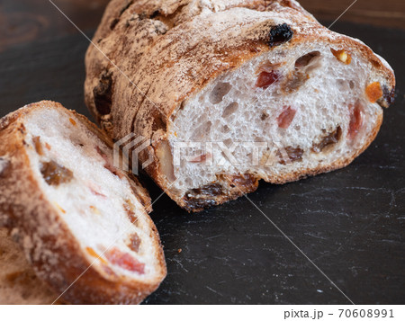 ドライフルーツがたくさん入ったハード系のパンのクローズアップ。 70608991