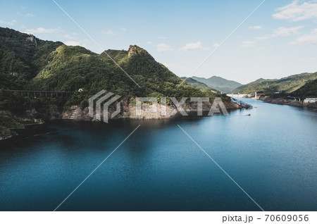 秋の八ッ場あがつま湖と周囲の山々 不動大橋からの見晴らし　2020.10　f-2 フィルム調 70609056