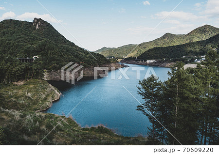 秋の八ッ場あがつま湖と周囲の山々 不動大橋からの見晴らし　2020.10　g-2 フィルム調 70609220