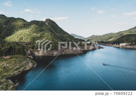 秋の八ッ場あがつま湖と周囲の山々 不動大橋からの見晴らし　2020.10　h-2 フィルム調 70609222