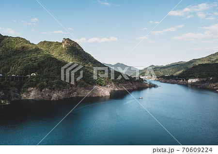 秋の八ッ場あがつま湖と周囲の山々 不動大橋からの見晴らし　2020.10　i-2 フィルム調 70609224