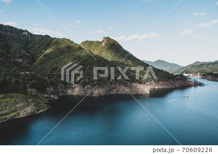 秋の八ッ場あがつま湖と周囲の山々 不動大橋からの見晴らし　2020.10　j-2 フィルム調 70609226