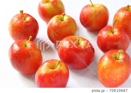 秋の味覚イメージ  （ミニリンゴ  アルプスの乙女） 70610687