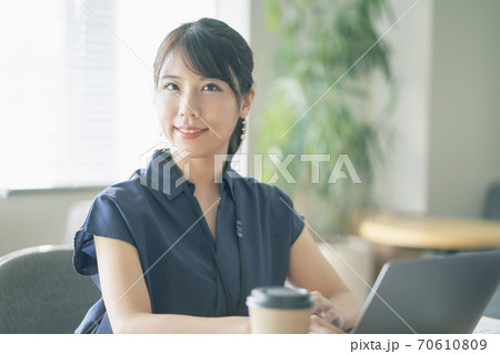 ビジネス　フリーアドレス　女性 70610809