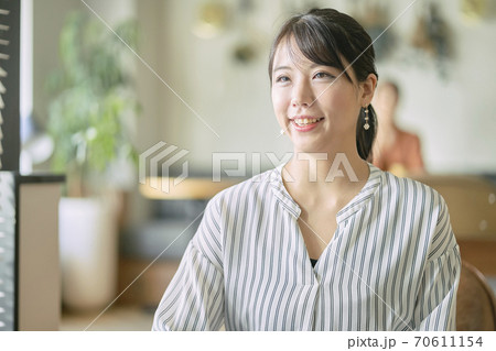 ビジネス　打ち合わせ　女性 70611154