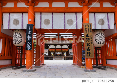 京都　下鴨神社の楼門 70611250