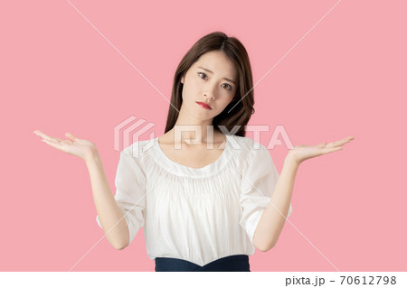 比較する女性 70612798