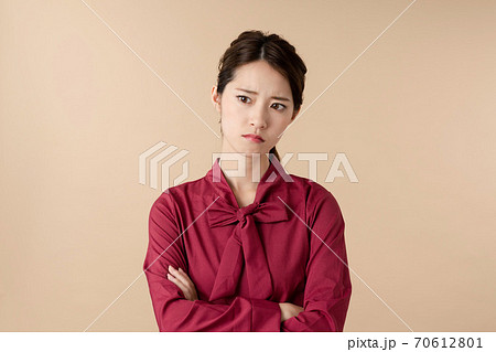怒る女性 怒る女性 70612801