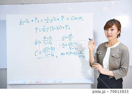 予備校　講師　先生　受験　オンライン　授業　数式　理系　 70613833