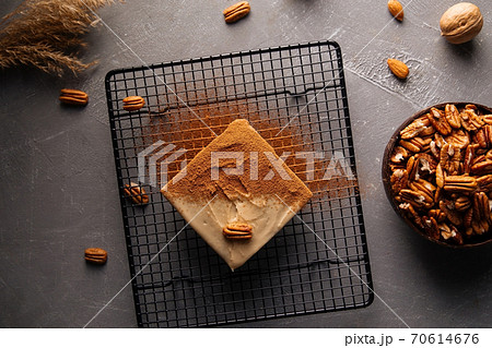 No bake eco-friendly pecan cake on metal mesh tray No bake eco-friendly pecan cake on metal mesh tray 70614676