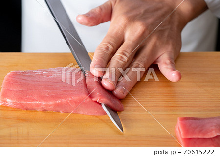 本鮪の刺身を引く板前 70615222