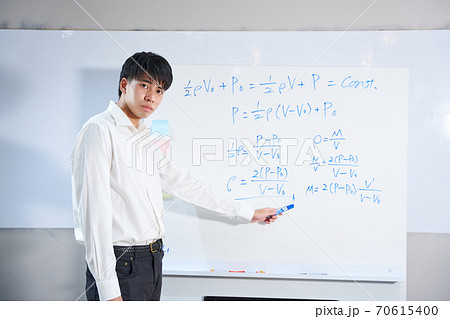 塾講師　受験勉強　受験　予備校　進学塾　学習塾　試験　理系　指導　ホワイトボード　数式　数学 70615400