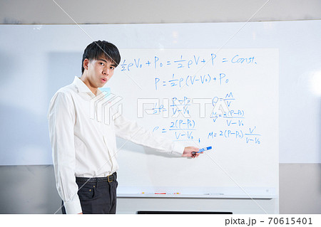 塾講師　受験勉強　受験　予備校　進学塾　学習塾　試験　理系　指導　ホワイトボード　数式　数学 70615401