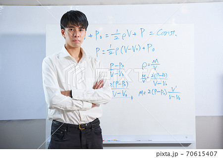 塾講師　受験勉強　受験　予備校　進学塾　学習塾　試験　理系　指導　ホワイトボード　数式　数学 70615407