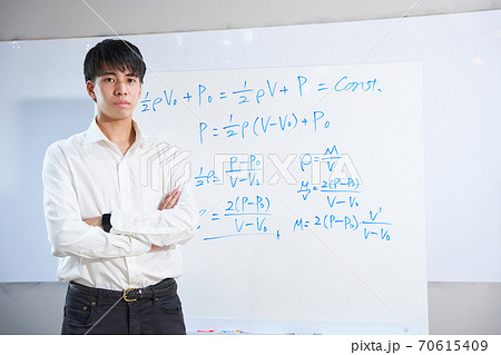 塾講師　受験勉強　受験　予備校　進学塾　学習塾　試験　理系　指導　ホワイトボード　数式　数学 70615409