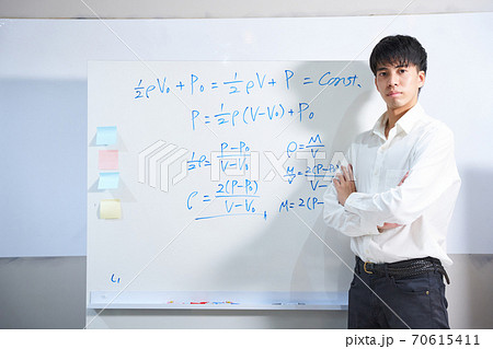 塾講師　受験勉強　受験　予備校　進学塾　学習塾　試験　理系　指導　ホワイトボード　数式　数学 70615411