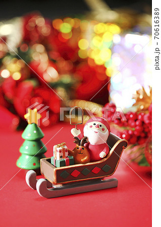 クリスマスイメージ　プレゼント 70616389