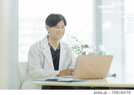 オンライン診察をする医師 70616470
