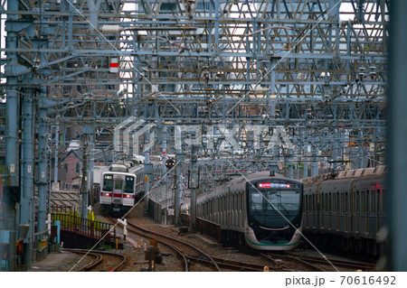 押上駅 東武伊勢崎線 スカイツリーライン から北側の鉄塔と線路を走る系と東急系の写真素材