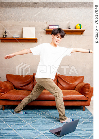おうちヨガをする男性 おうちヨガをする男性 70617049