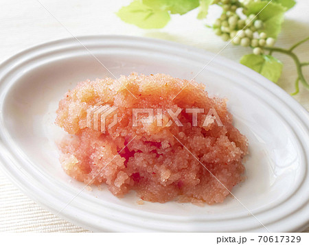 白いお皿に盛り付けたほぐし辛子明太子 生食用 白いお皿に盛り付けたほぐし辛子明太子 生食用 70617329