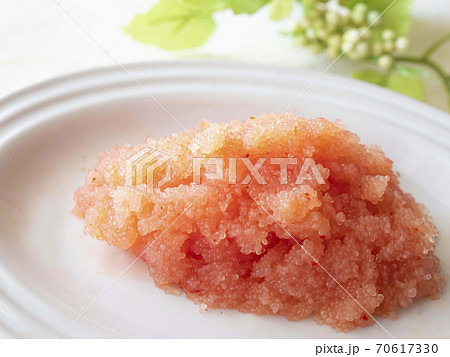 白いお皿に盛り付けたほぐし辛子明太子 生食用 白いお皿に盛り付けたほぐし辛子明太子 生食用 70617330