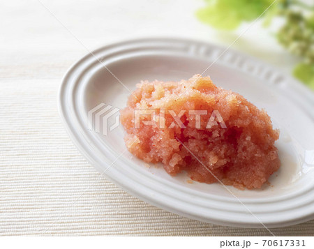 白いお皿に盛り付けたほぐし辛子明太子　生食用 70617331