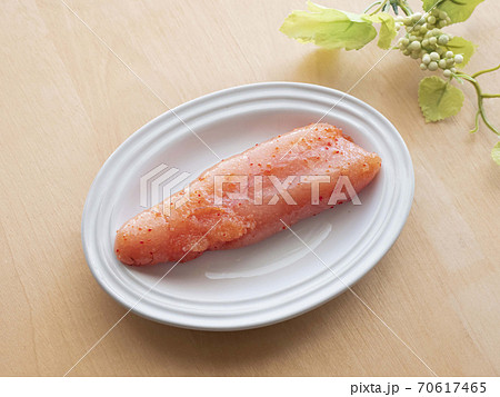 白いお皿に盛った1本の辛子明太子 生食用 白いお皿に盛った1本の辛子明太子 生食用 70617465