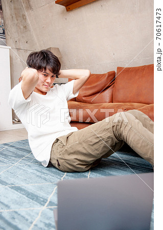 家で筋トレする男性 家で筋トレする男性 70617473